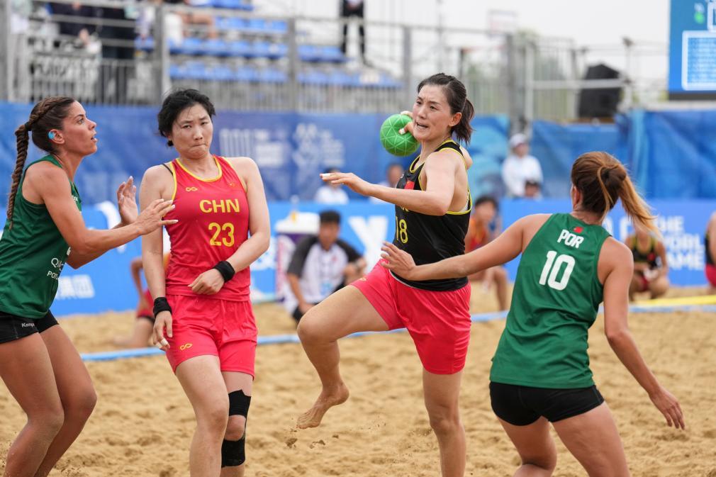 8月8日,中国队球员沈萍(右二)在比赛中进攻。当日,在2025年成都世运会沙滩手球女子预赛中,中国队不敌葡萄牙队。新华社记者 刘坤 摄
