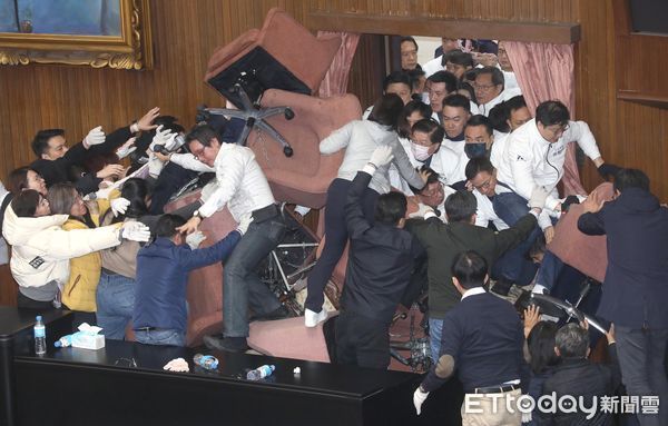 打架是台湾立法机构的常见一“景” 图源:台媒
