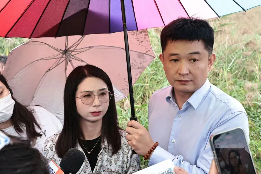 2025 年 9 月 23 日,崔丽丽与前司劳动争议案(工伤待遇案)一审开庭,她在法院门前接受媒体采访。(图/受访者供图)