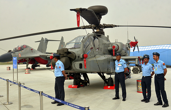 印度空军装备的美制“阿帕奇”武装直升机。印度近年来加大了国防装备多元化采购力度。 视觉中国