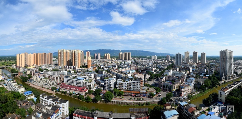 鸟瞰龙水镇（央广网发 肖献果 摄）