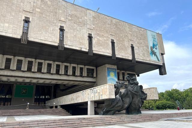 2025年6月,经过修复后的乌克兰哈尔科夫国立学术歌剧芭蕾舞剧院,入口树立了“守护民族文化遗产”的石碑。