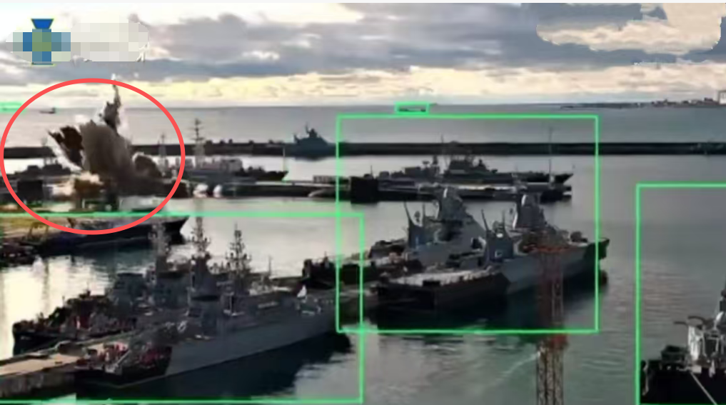 乌克兰无人潜航器袭击俄港口的视频截图,红圈处为爆炸瞬间的视频截图,爆炸点附近停泊了一艘潜艇。