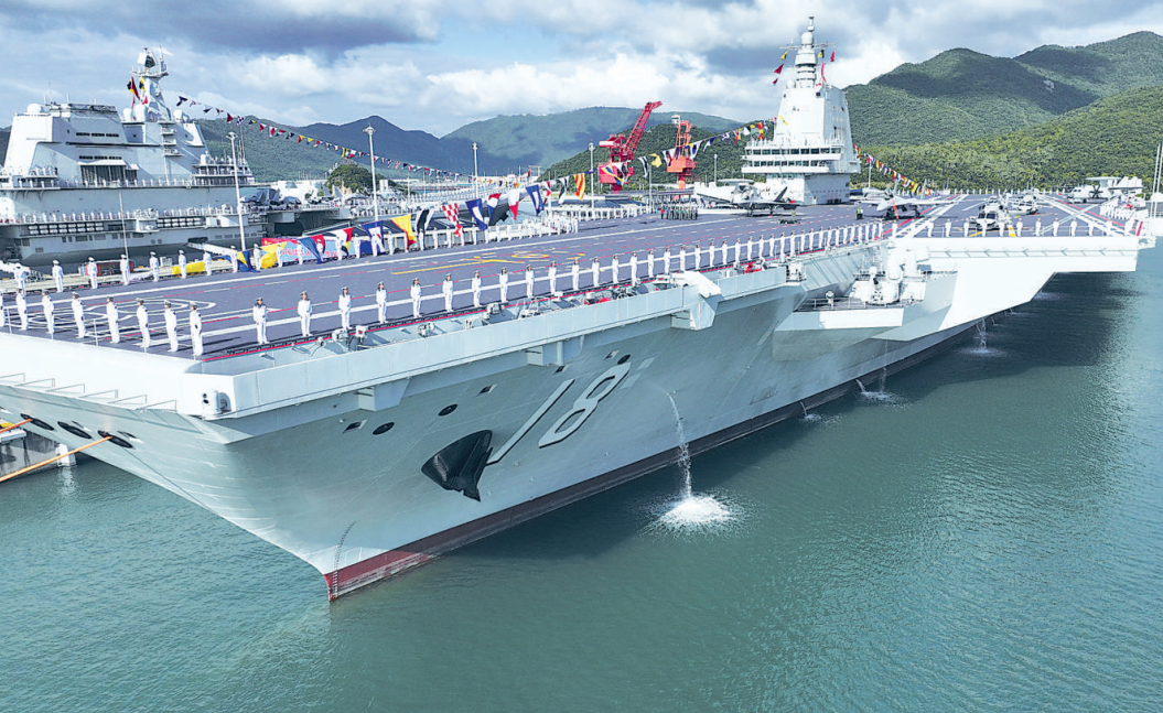 11月5日,我国第一艘电磁弹射型航空母舰福建舰入列授旗仪式在海南三亚某军港举行。 新华社记者 李刚 摄