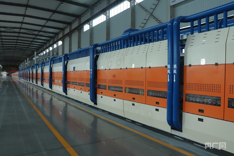 车间内的自动化设备(央广网发 实习记者苏睿楠 摄)