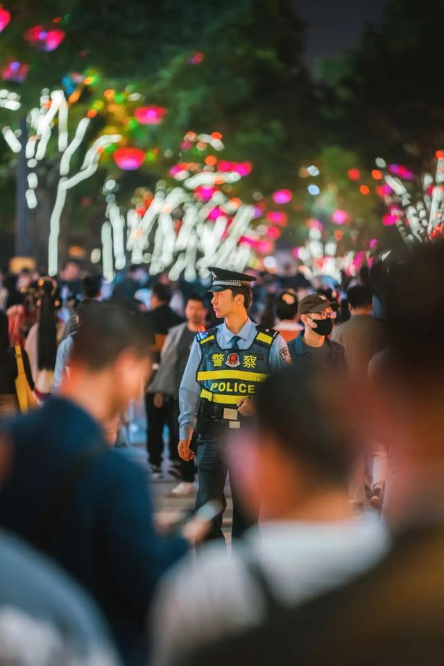 民警在大唐不夜城景区开展步巡 摄影/孙崇明