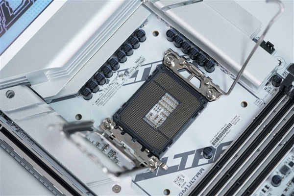 波普艺术高颜值!七彩虹iGame B860M Ultra V20主板图赏