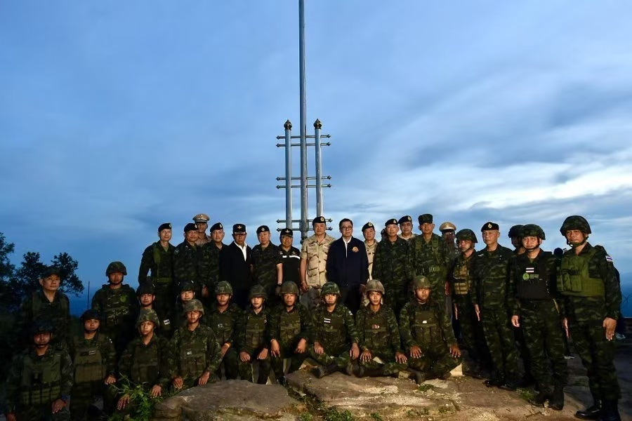 △泰國總理阿努廷在泰柬邊境視察