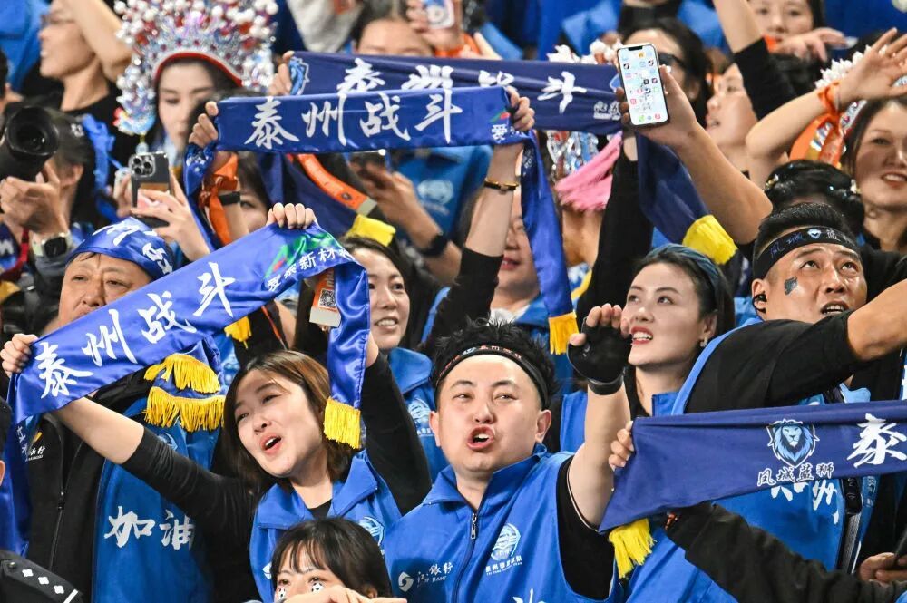 11月1日,泰州队球迷庆祝球队夺冠。