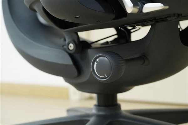 全球首款动态人体工学椅!清闲Libernovo图赏