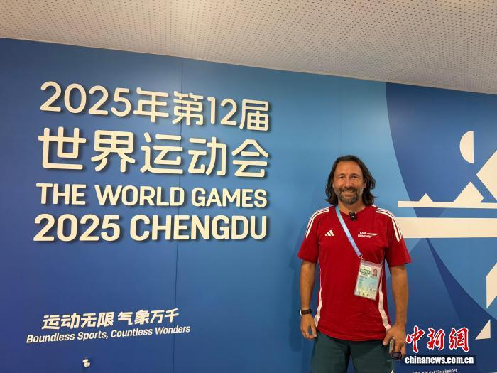 8月14日，匈牙利记者萨乐马什在成都世运会台球项目的比赛场馆。　 中新社记者 　贺劭清 　摄