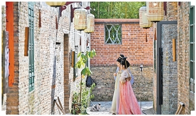 江西景德镇,游客在陶阳里历史文化街区游览。新华社记者 刘金海摄