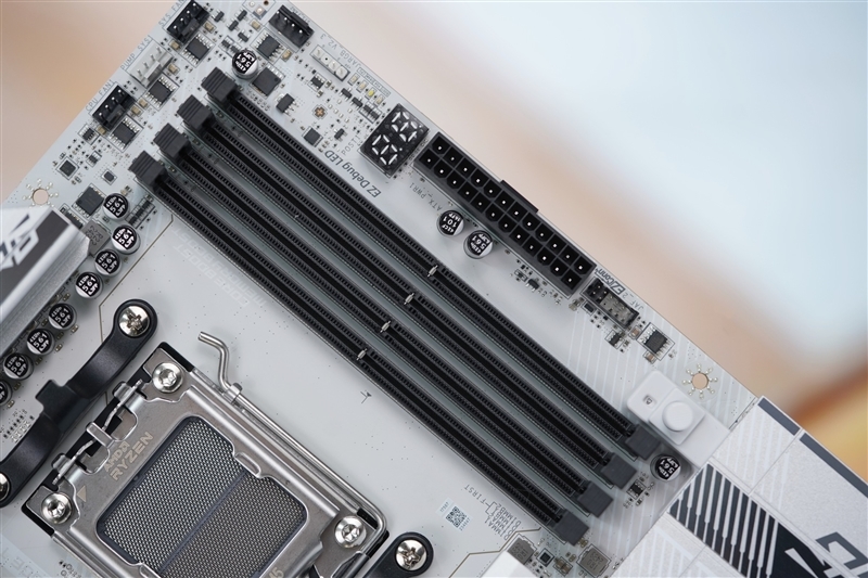 性能与高端X870E持平!微星MPG B850 EDGE TI WIFI主板评测:一键提升10%带宽、降低9ns延迟