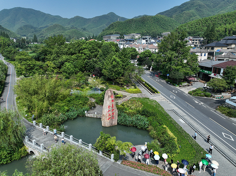 2023年8月11日,，游客在浙江安吉余村參觀。