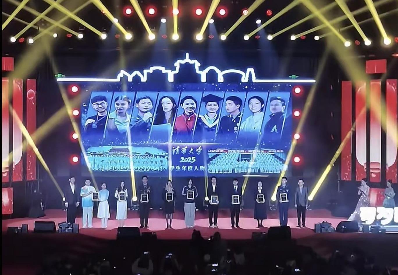 颁奖现场(视频截图)