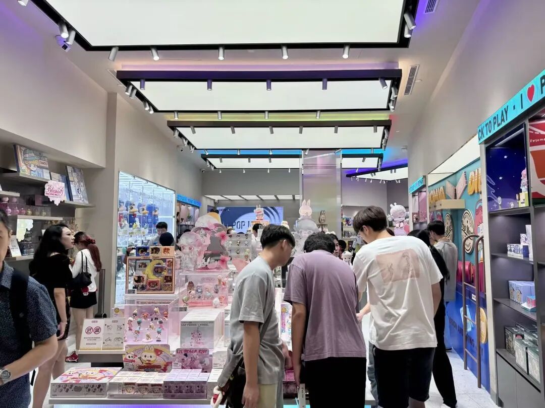 泡泡玛特门店人山人海。摄/王静仪