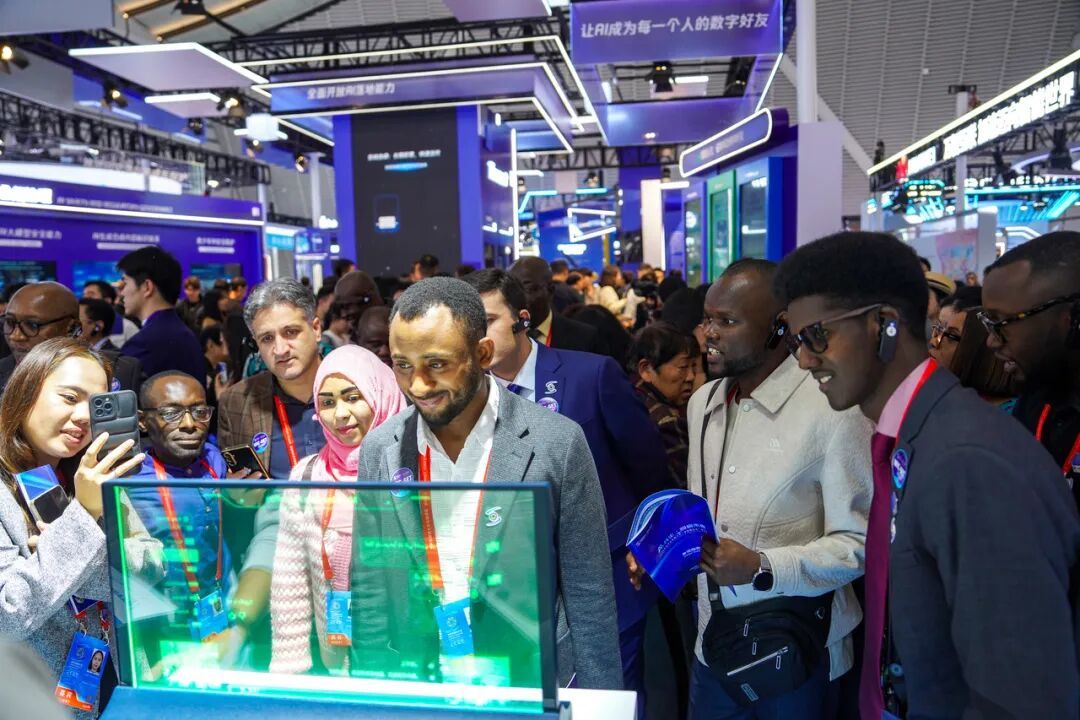 11月6日,浙江乌镇“互联网之光”博览会现场,国际嘉宾参观语言AI透明屏 图源:潮新闻客户端