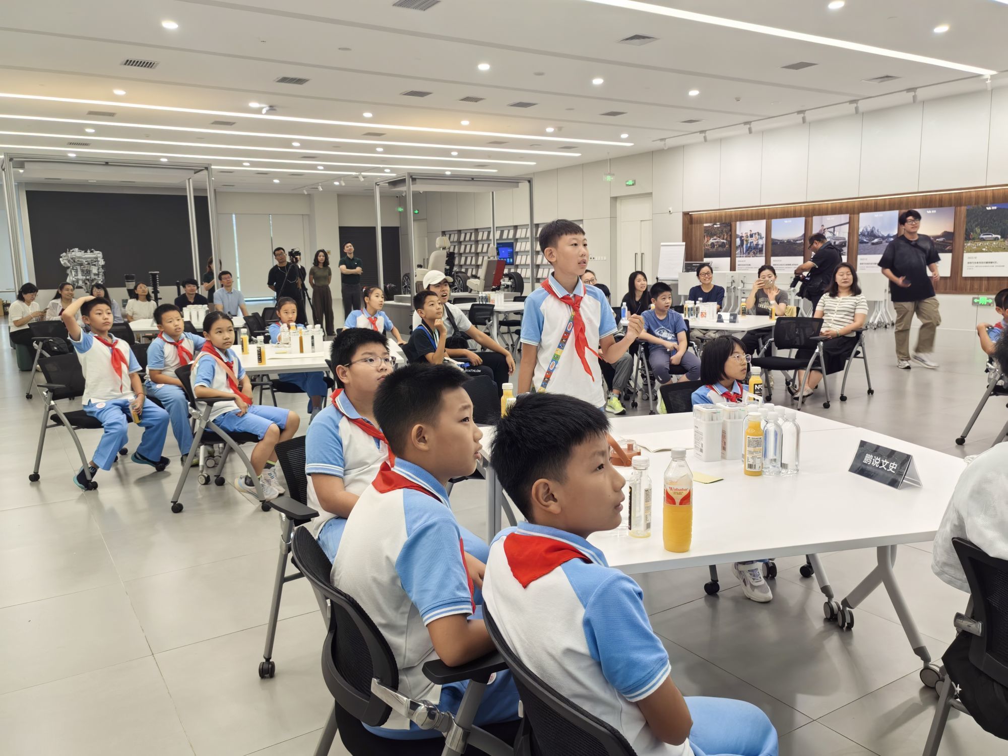 在创意分享会上，小朋友正在畅想未来的汽车是什么样的。