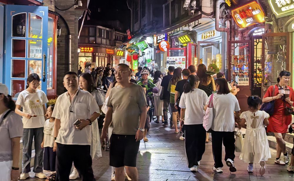 7月30日，游人在什刹海旁的烟袋斜街游览。新华社记者 李欣 摄