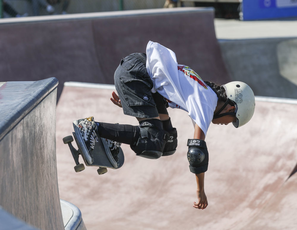 2023年11月4日,第一届全国学生(青年)运动会滑板女子碗池决赛在广西北海举行,郑好好获得亚军。新华社记者 胡星宇 摄