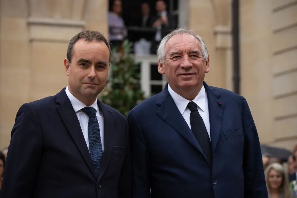 9月10日,在法國巴黎總理府,法國卸任總理貝魯(右)與新任總理勒科爾尼出席交接儀式。新華社發(奧雷利安·莫里薩爾攝)