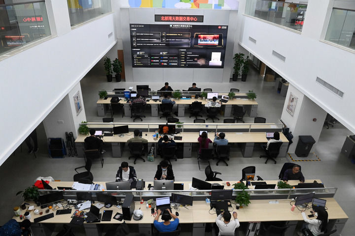 中国—东盟信息港股份有限公司员工在工作（2023年12月12日摄）。新华社记者 陆波岸 摄