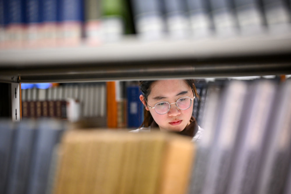 5月7日，在南开大学津南校区，杨雅丽在历史学院采薇阁（资料室）查阅资料。