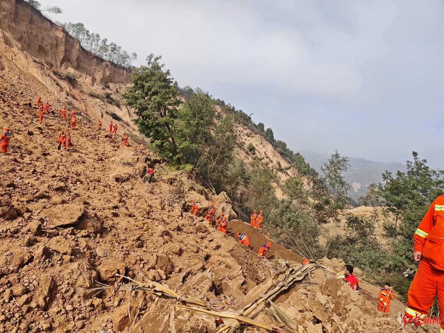 ▲搜救现场,工作人员正在找寻李某某踪迹