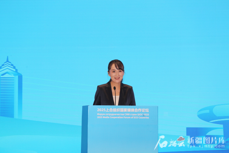 5月23日,在2025上合组织国家媒体合作论坛青年文化交流营活动中,人民日报社记者阿尔达克·塔巴拉克发言。石榴云/新疆日报记者 李雄心摄