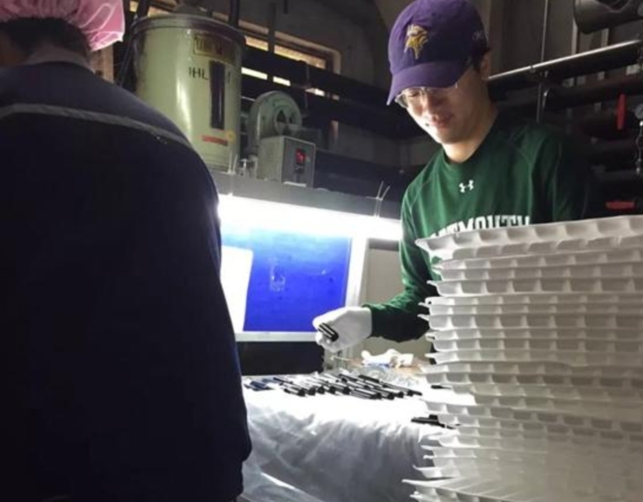 周宇翔潛入蘇州代工廠注塑車間。