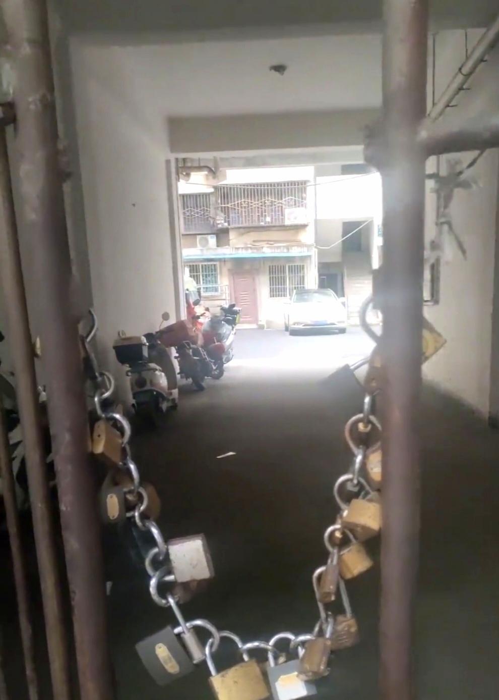 ▲小区门上挂的29把锁