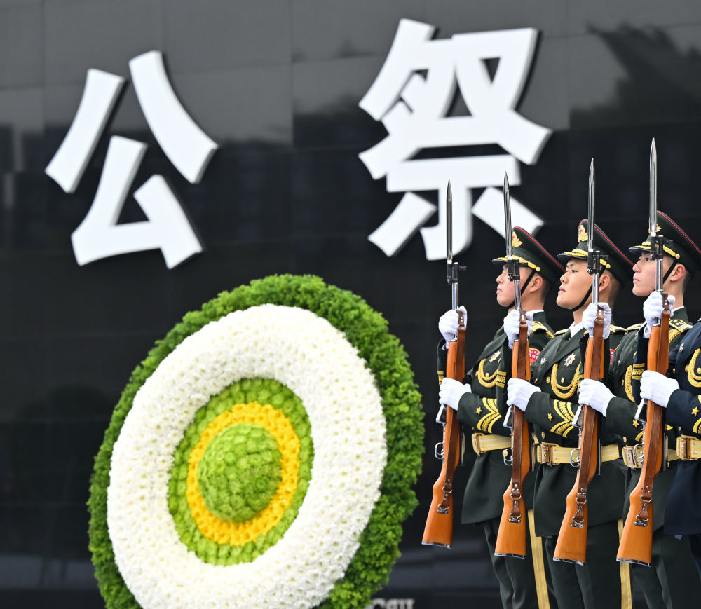 当日是第十二个南京大屠杀死难者国家公祭日，南京大屠杀死难者国家公祭仪式在侵华日军南京大屠杀遇难同胞纪念馆举行。新华社记者 李响 摄