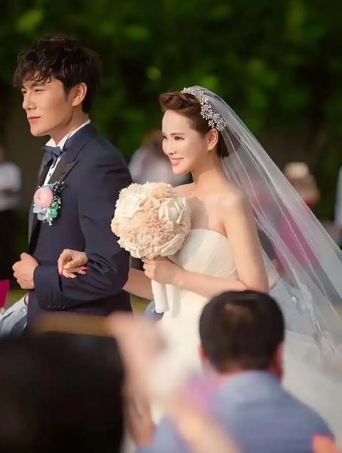 57岁伊能静英国被偶遇!五一带婆婆女儿度假,素颜皮肤好未见秦昊