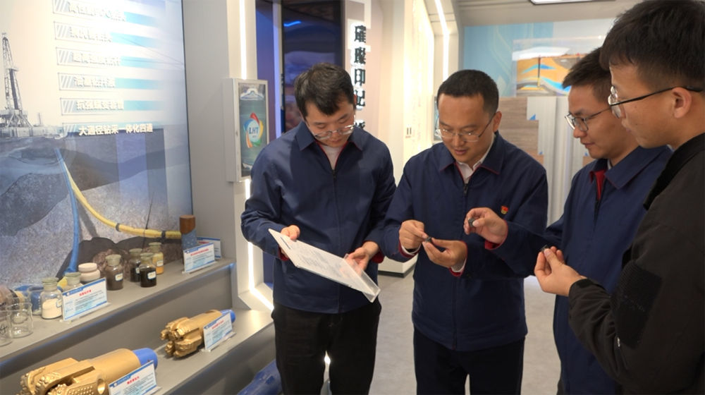 2023年5月4日，塔里木油田工程技术人员就钻工具提速难题开展攻关研讨。新华社发 （范玉光 摄）