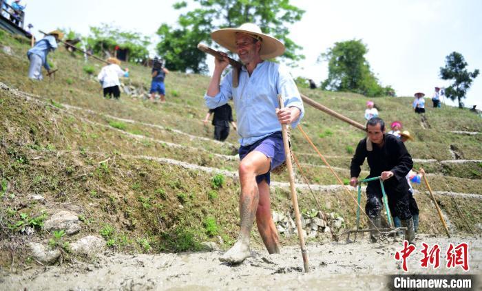 5月2日，广西桂林市龙胜各族自治县龙脊古壮寨举行一年一度“开耕节”，外国游客在体验农耕劳作。潘志祥 摄