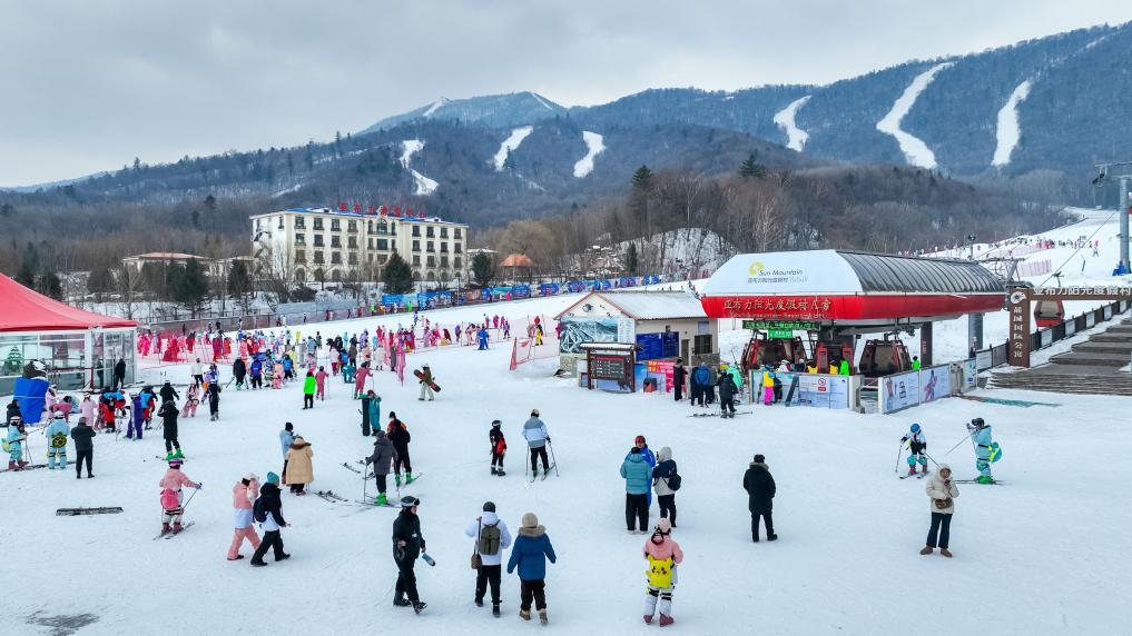12月6日，滑雪爱好者在黑龙江省亚布力滑雪旅游度假区雪场体验滑雪（无人机照片）。新华社发（原勇摄）