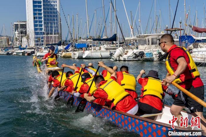 日前，第七届西华龙舟文化节在西班牙加泰罗尼亚自治区巴达洛纳市举行，图为龙舟赛现场。(受访者供图)