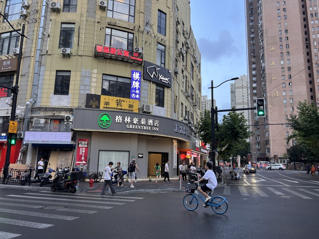 2025年7月中旬,上海黄浦区街角,傍晚下过雨后凉爽下来。澎湃新闻记者 李佳蔚 图