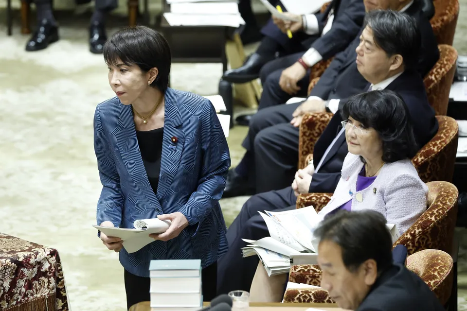 ▲高市早苗在国会接受质询。(图源:彭博社)