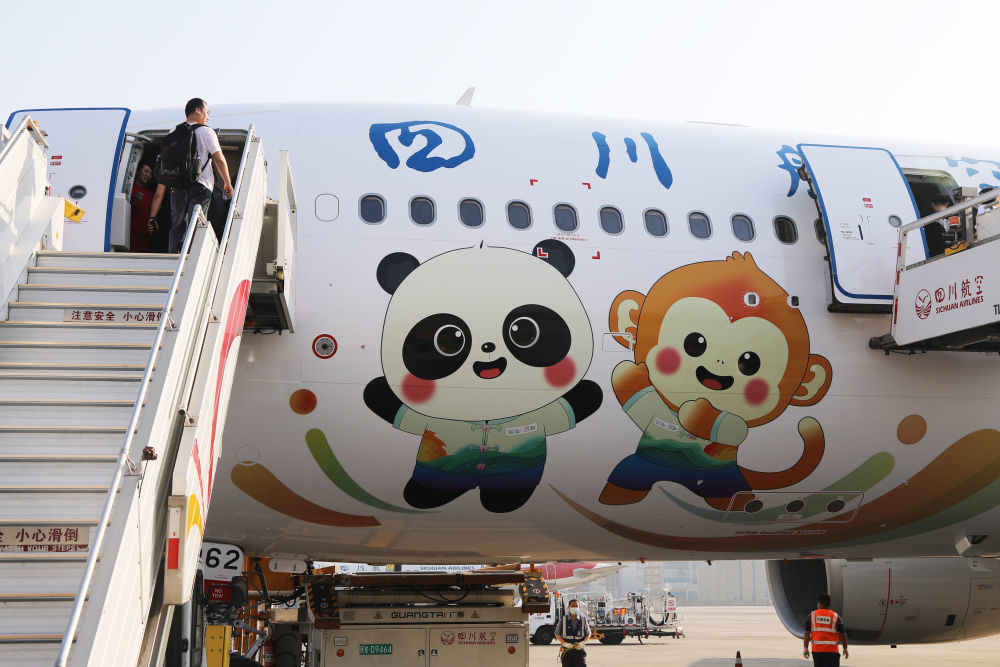 4月18日在成都双流国际机场拍摄的首架“成都世运号”主题涂装飞机。新华社记者 杨进 摄