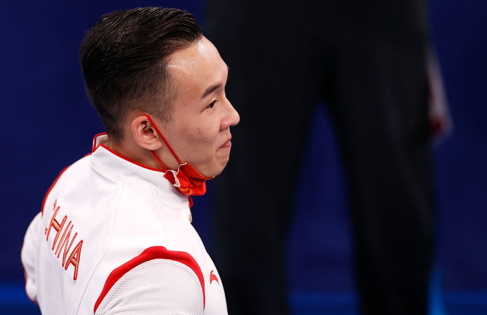 2021年7月28日,肖若腾在得知东京奥运会体操男子个人全能决赛成绩后。新华社记者 王丽莉 摄