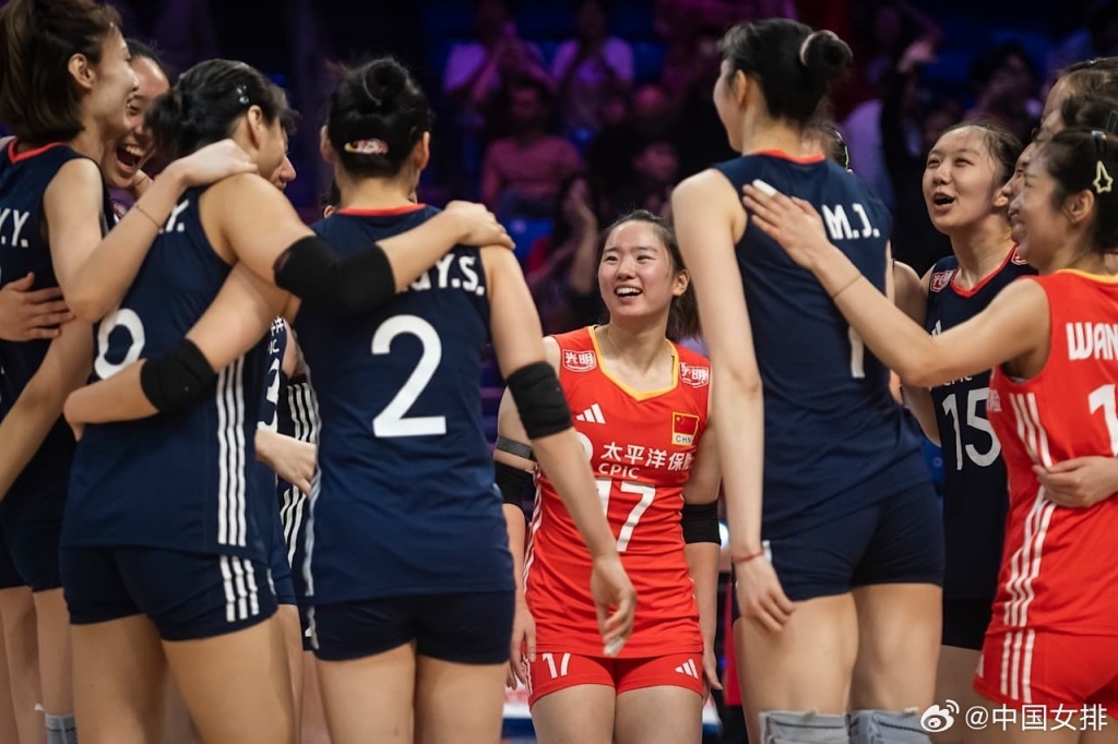 中国女排击败美国女排。