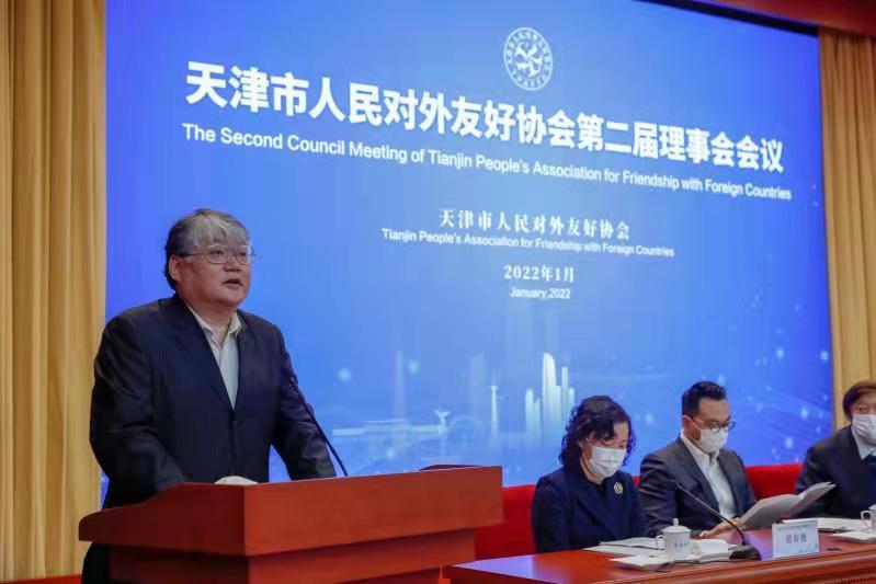 2022年1月，南开大学商学院韩籍教授申光龙（左）参加会议发言（资料照片）。新华社发（受访者供图）