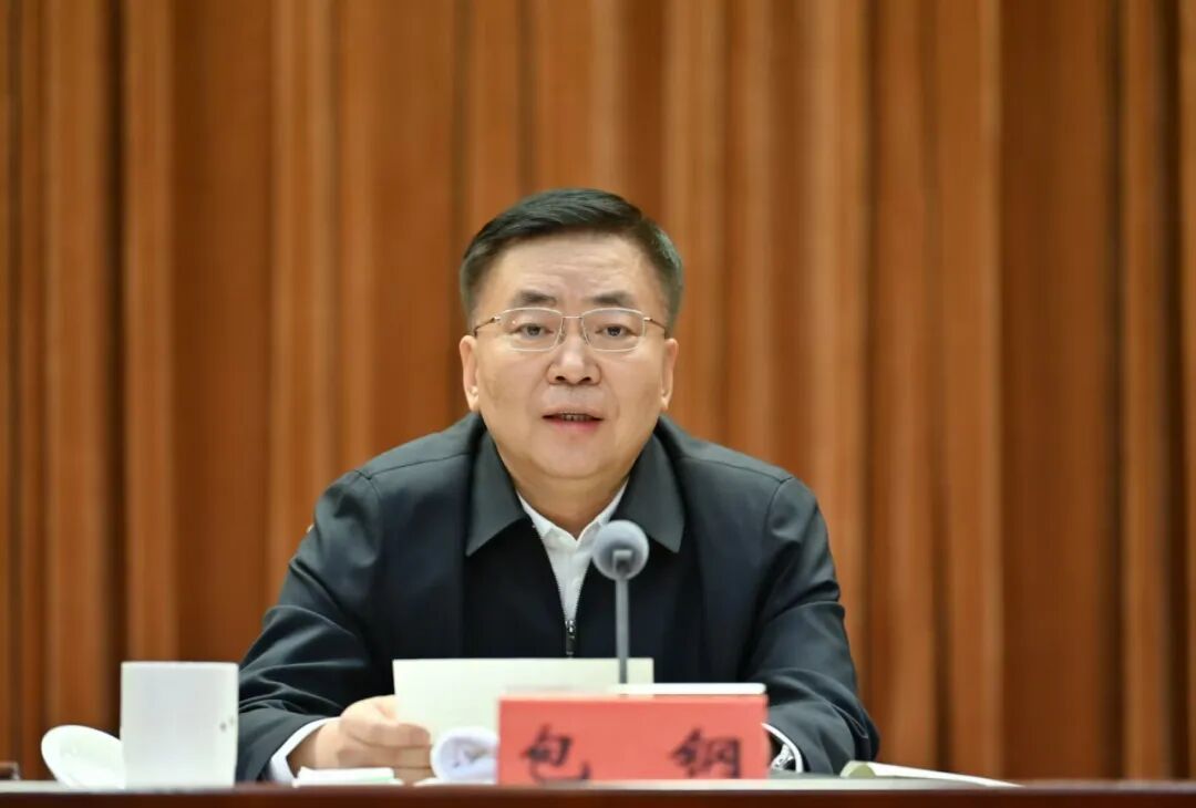 12月20日,呼和浩特市召开全市领导干部会议,自治区领导包钢主持。记者 马建兵 摄