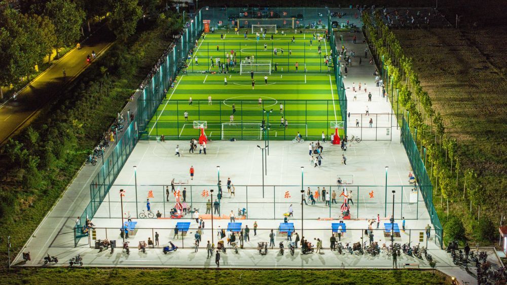 2024年9月21日,居民在山东省宁阳县城区一处体育公园内运动(无人机照片)。近年来,宁阳县充分利用城市空闲区域,新建或改建体育健身公园,为居民打造“10分钟体育健身圈”,让城市的“金角银边”成为全民健身大舞台。