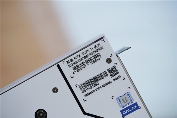 全白色刃式装甲!影驰RTX 5070 Ti圣刃图赏