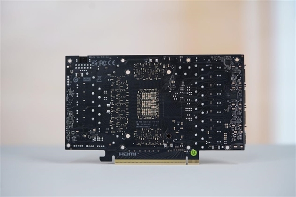 全白色刃式装甲!影驰RTX 5070 Ti圣刃图赏