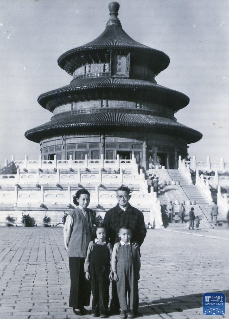 20世纪50年代末，梅汝璈（后右）与妻子萧侃（后左）、儿子梅小璈（前右）、女儿梅小侃（前左）在北京天坛公园合影（资料照片）。