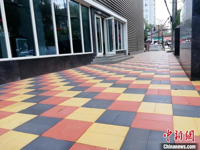 图为甘肃省建材院院区内铺设的用荒漠砂制成的生态透水砖（资料图）　甘肃科技集团供图