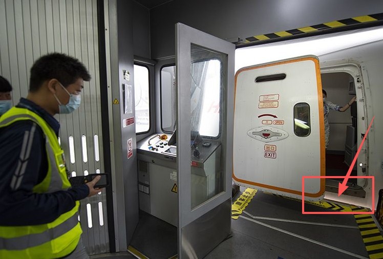 即便使用廊桥,地板与舱门照样有高度差